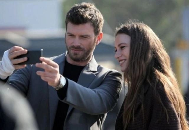 Kıvanç Tatlıtuğ ve Serenay Sarıkaya'nın başrollerini paylaştığı Aile dizisinden ilk kareler geldi - Sayfa 2