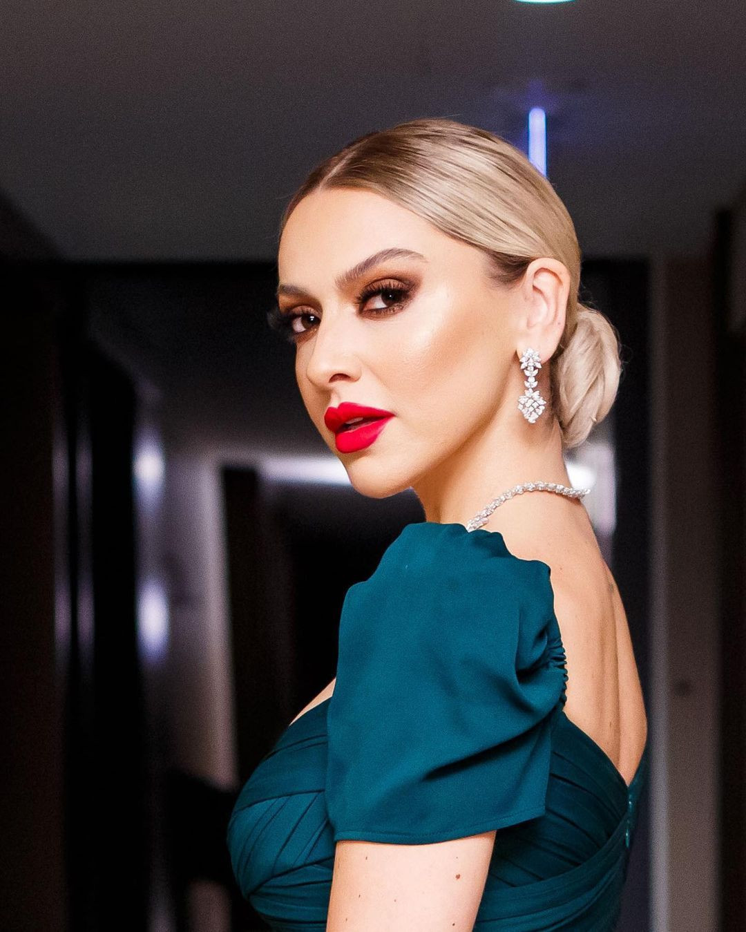 Hadise sütyensiz fotoğrafıyla büyüledi! Derin dekoltesi nefes kesti - Sayfa 11