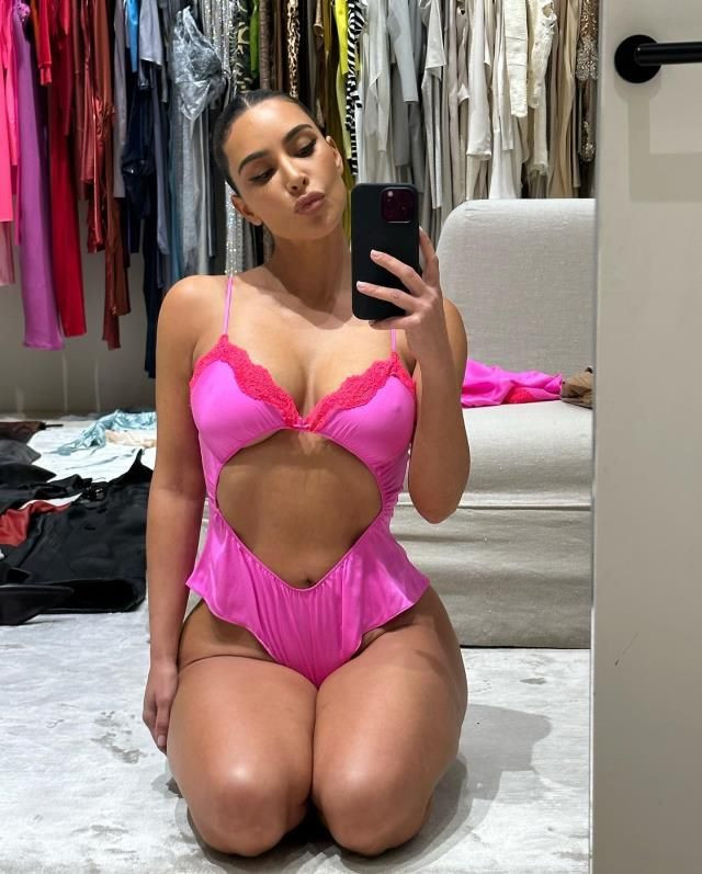 Kim Kardashian'a bikinisi küçük geldi! Ayna karşısında sere serpe poz verdi - Sayfa 3