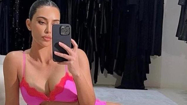 Kim Kardashian'a bikinisi küçük geldi! Ayna karşısında sere serpe poz verdi - Sayfa 4