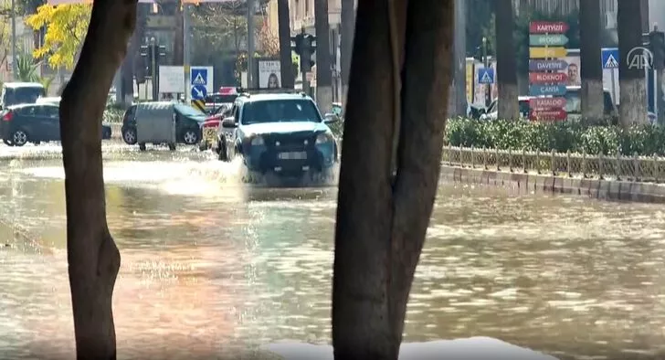 Deniz seviyesi yükseldi, sokaklar sular altında kaldı! Araçlar güçlükle ilerledi - Sayfa 1