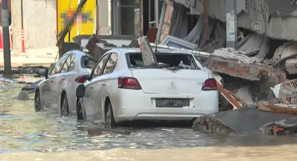 Deniz seviyesi yükseldi, sokaklar sular altında kaldı! Araçlar güçlükle ilerledi - Sayfa 8