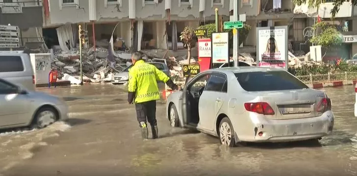 Deniz seviyesi yükseldi, sokaklar sular altında kaldı! Araçlar güçlükle ilerledi - Sayfa 2