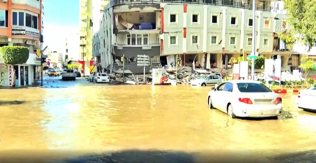 Deniz seviyesi yükseldi, sokaklar sular altında kaldı! Araçlar güçlükle ilerledi - Sayfa 3