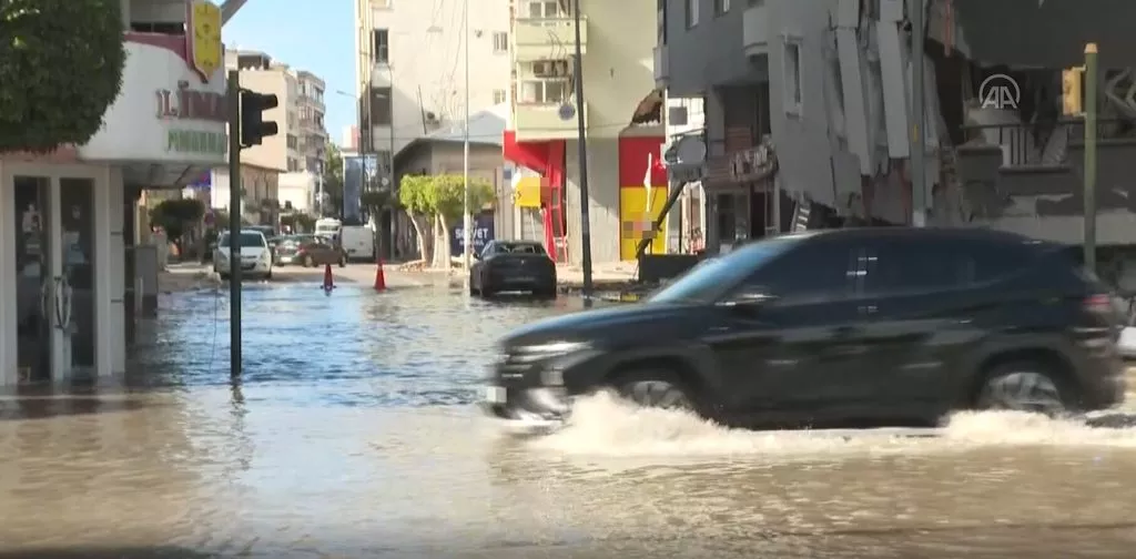 Deniz seviyesi yükseldi, sokaklar sular altında kaldı! Araçlar güçlükle ilerledi - Sayfa 4