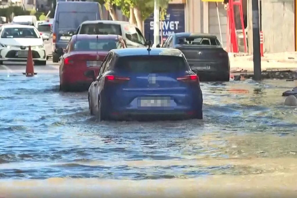 Deniz seviyesi yükseldi, sokaklar sular altında kaldı! Araçlar güçlükle ilerledi - Sayfa 5