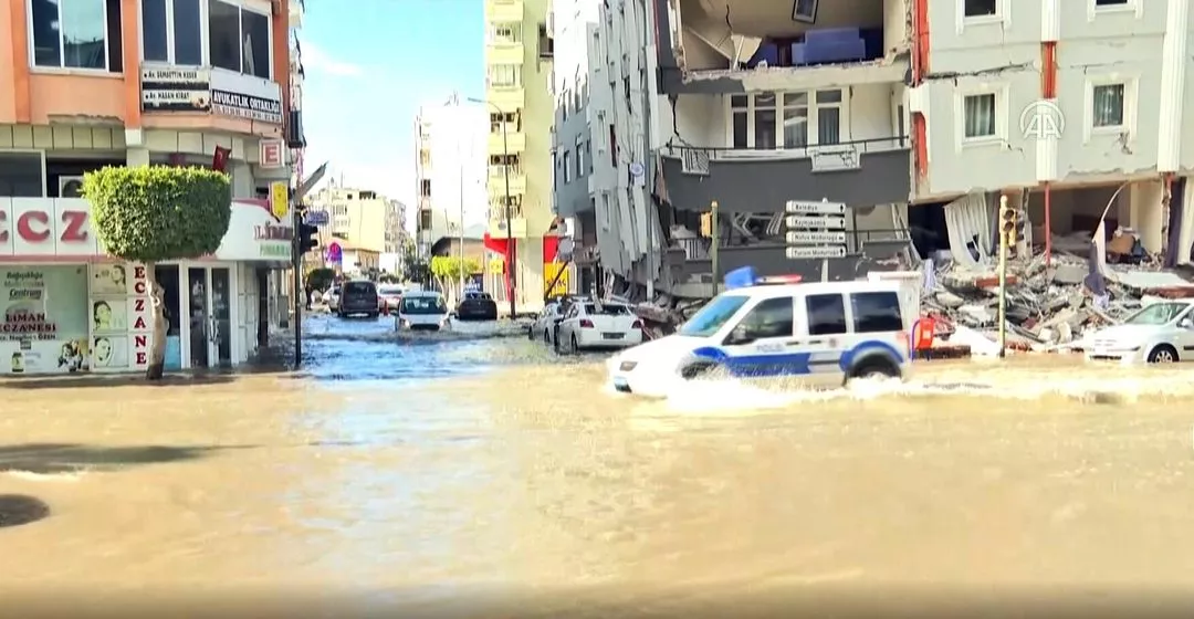 Deniz seviyesi yükseldi, sokaklar sular altında kaldı! Araçlar güçlükle ilerledi - Sayfa 6