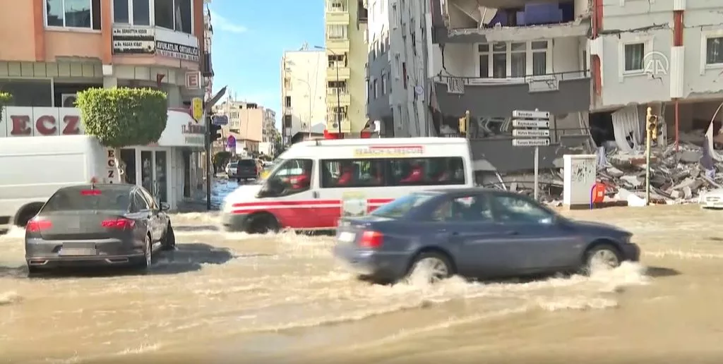 Deniz seviyesi yükseldi, sokaklar sular altında kaldı! Araçlar güçlükle ilerledi - Sayfa 7