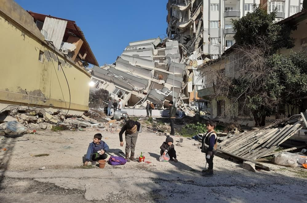 Hatay'dan duygulandıran görüntüler! Enkazların arasında böyle oyun oynadılar - Sayfa 1