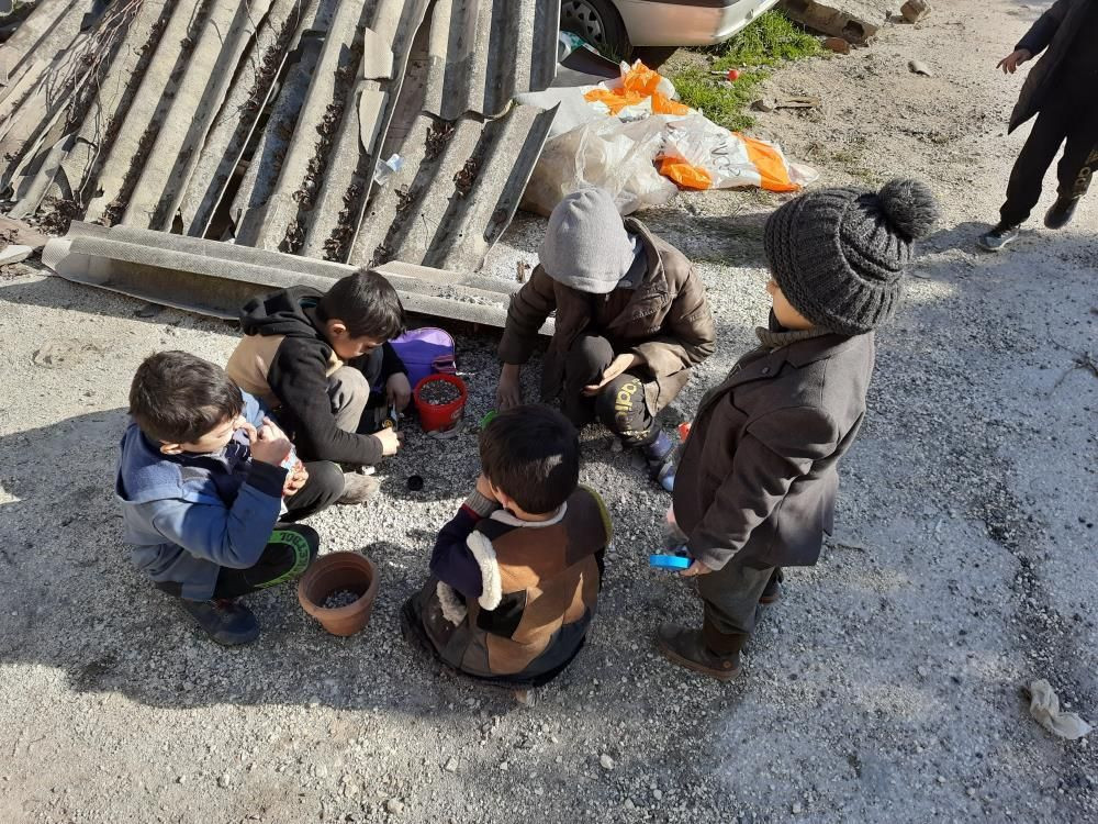 Hatay'dan duygulandıran görüntüler! Enkazların arasında böyle oyun oynadılar - Sayfa 3