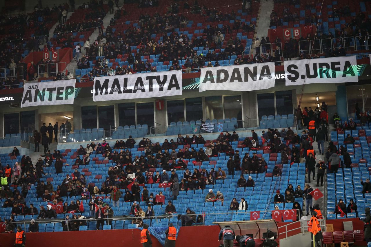 Trabzonspor - Basel maçında tribünlerden birlik ve dayanışma mesajı - Sayfa 3