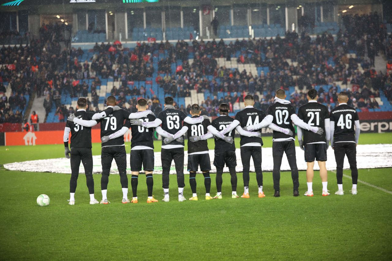 Trabzonspor - Basel maçında tribünlerden birlik ve dayanışma mesajı - Sayfa 11