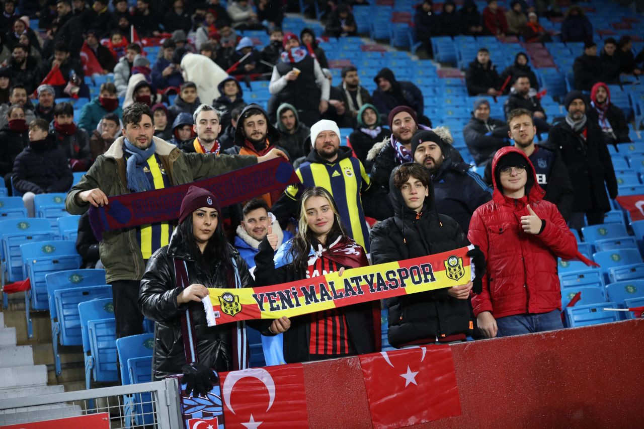 Trabzonspor - Basel maçında tribünlerden birlik ve dayanışma mesajı - Sayfa 17