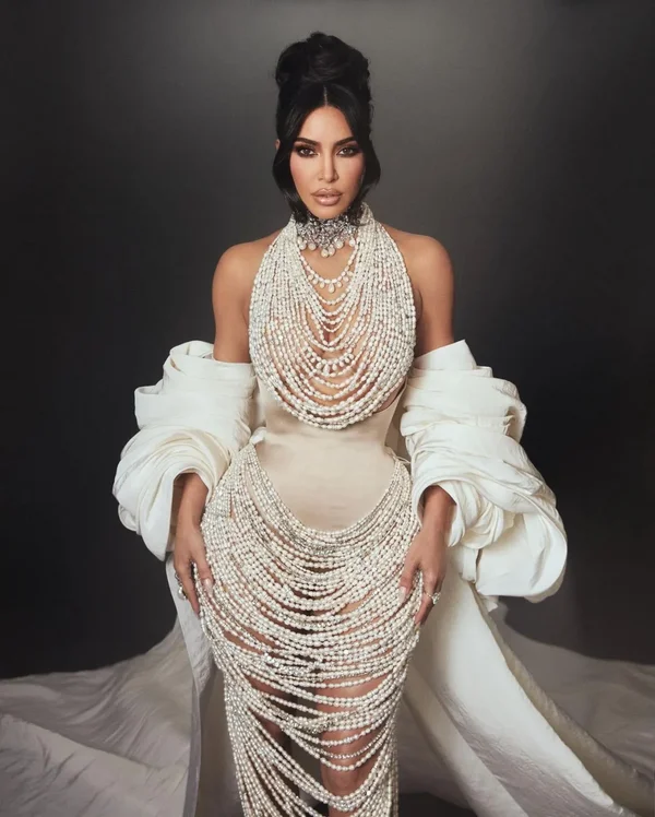 Kim Kardashian paylaştı, sosyal medya yıkıldı! Görenler 'Hadise' sandı! - Sayfa 1