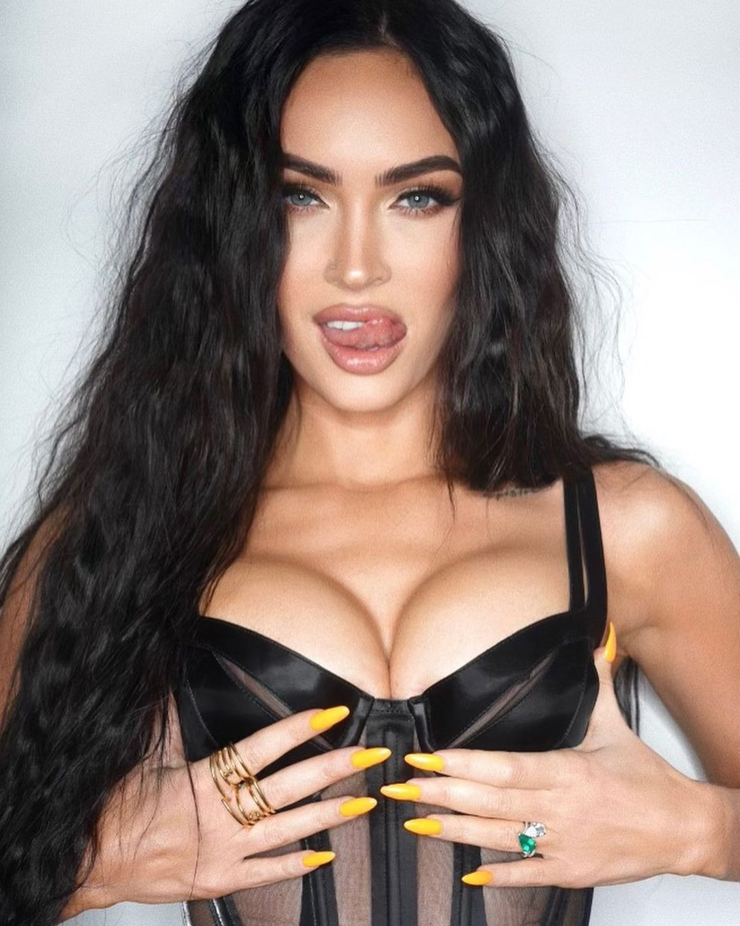 Megan Fox vahşi pozları ile herkesi büyüledi! Nişanlısından bomba yorum geldi… - Sayfa 12