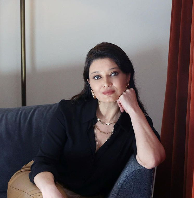 Tatil yapan Nurgül Yeşilçay'dan bir garip poz: Merdivene sere serpe uzandı - Sayfa 2