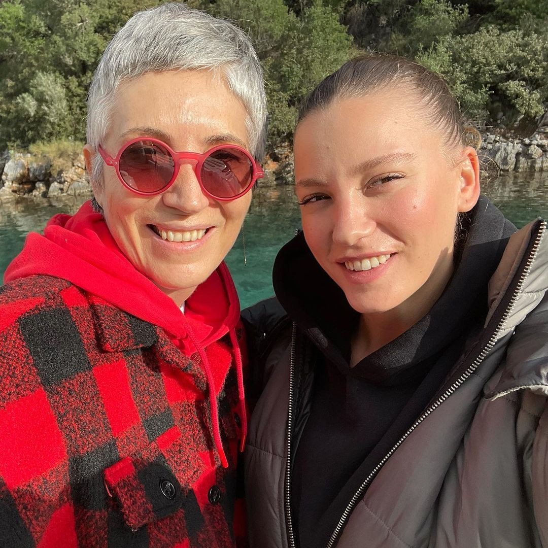 Serenay Sarıkaya’nın annesi yasak aşk mı yaşıyor? Ünlü oyuncunun babasıyla sarmaş dolaş görüntülendi - Sayfa 1