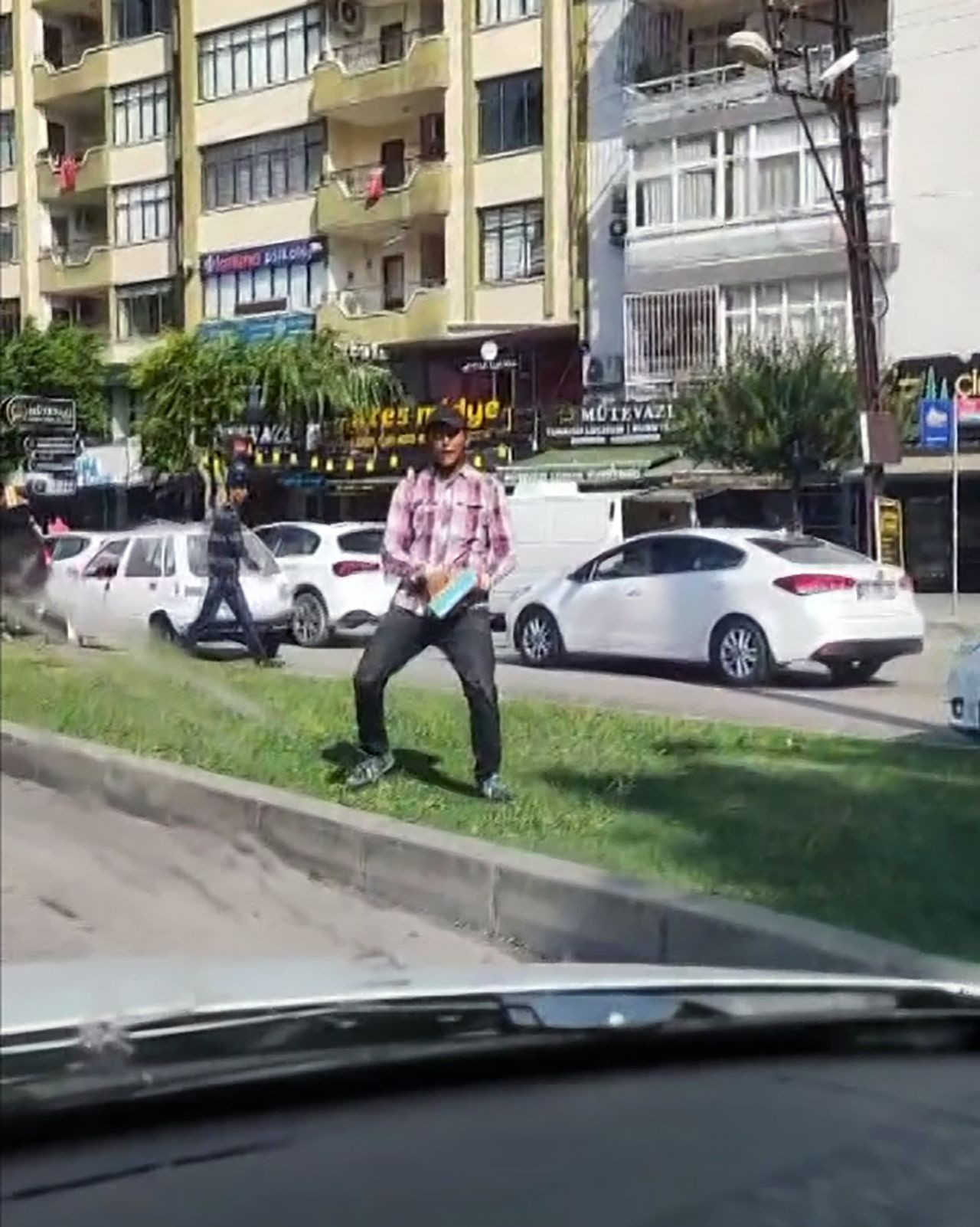 Trafikteki taciz kamerada! Sosyal medyada yayılınca polis harekete geçti: Tam 100 kez… - Sayfa 2