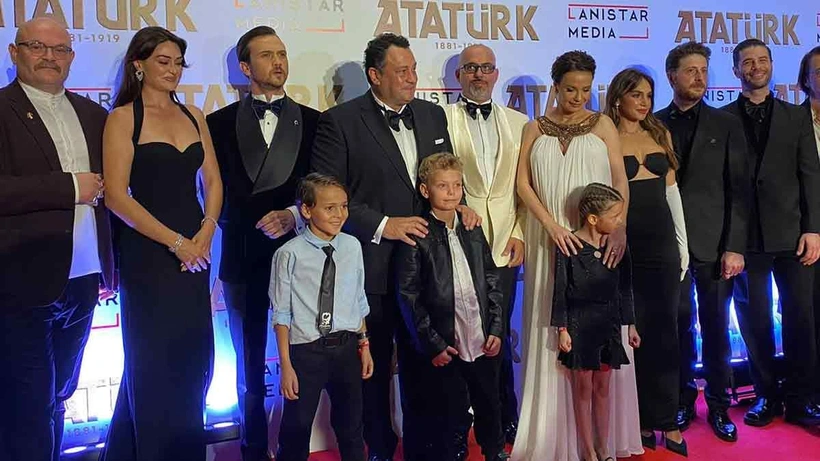 Atatürk filmi galasında talihsiz kaza: Esra Bilgiç şaştı kaldı - Sayfa 1