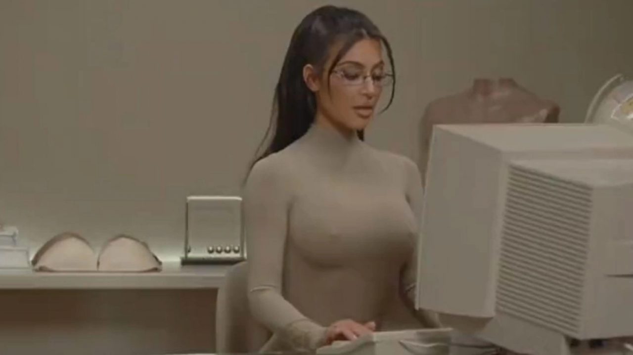 Meme özgürlüğünü savunan Kim Kardashian’dan yeni ürün! Sütyeni gören meme uçlarına bakıyor - Sayfa 5