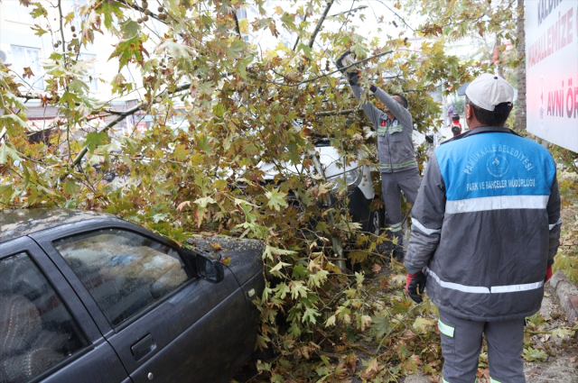 Başkentte sağanak hayatı felç etti! Cadde ve sokaklar göle döndü, vatandaşlar mahsur kaldı - Sayfa 11