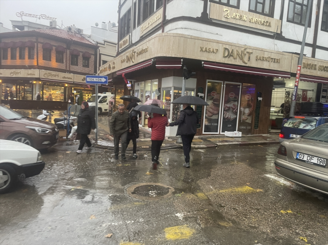 Başkentte sağanak hayatı felç etti! Cadde ve sokaklar göle döndü, vatandaşlar mahsur kaldı - Sayfa 13