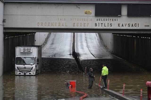 Başkentte sağanak hayatı felç etti! Cadde ve sokaklar göle döndü, vatandaşlar mahsur kaldı - Sayfa 3