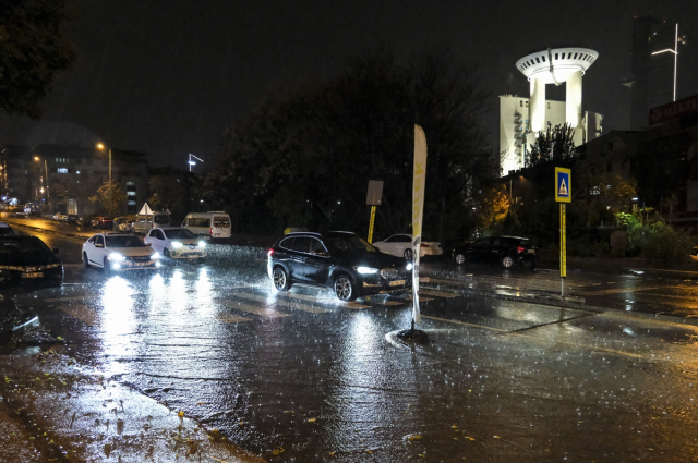 Başkentte sağanak hayatı felç etti! Cadde ve sokaklar göle döndü, vatandaşlar mahsur kaldı - Sayfa 7