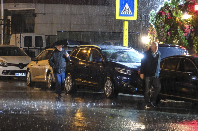 Başkentte sağanak hayatı felç etti! Cadde ve sokaklar göle döndü, vatandaşlar mahsur kaldı - Sayfa 8