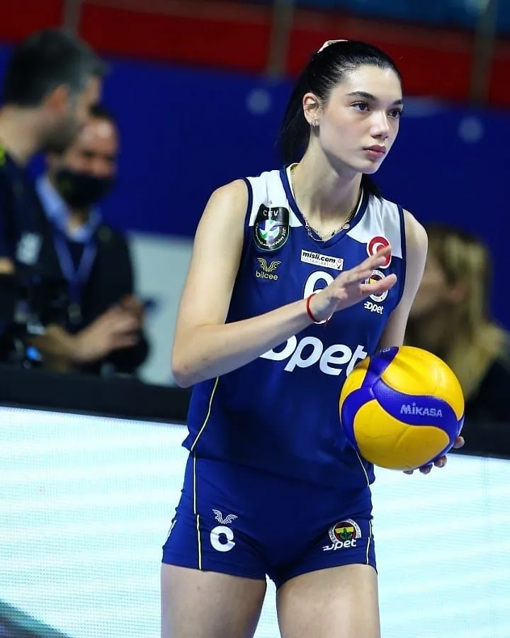 İzleyenler hayran kaldı! Yerli Dua Lipa hem voleyboluyla hem güzelliğiyle büyülüyor - Sayfa 1