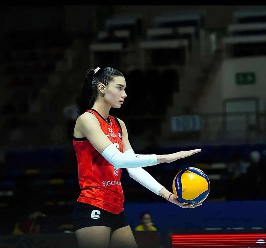 İzleyenler hayran kaldı! Yerli Dua Lipa hem voleyboluyla hem güzelliğiyle büyülüyor - Sayfa 11