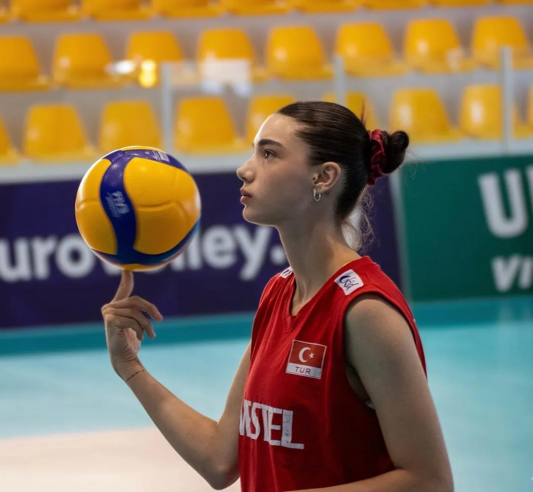 İzleyenler hayran kaldı! Yerli Dua Lipa hem voleyboluyla hem güzelliğiyle büyülüyor - Sayfa 14