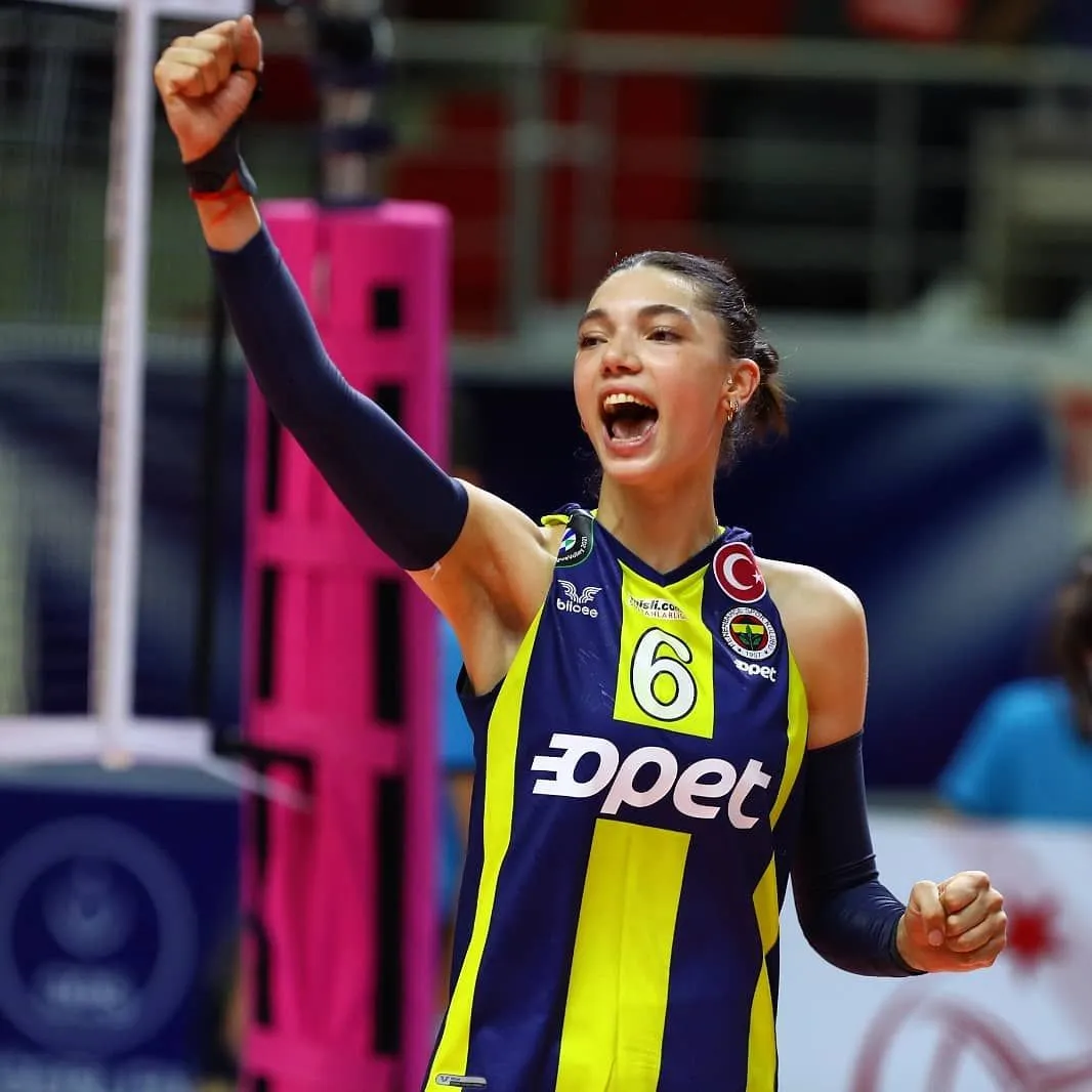 İzleyenler hayran kaldı! Yerli Dua Lipa hem voleyboluyla hem güzelliğiyle büyülüyor - Sayfa 18