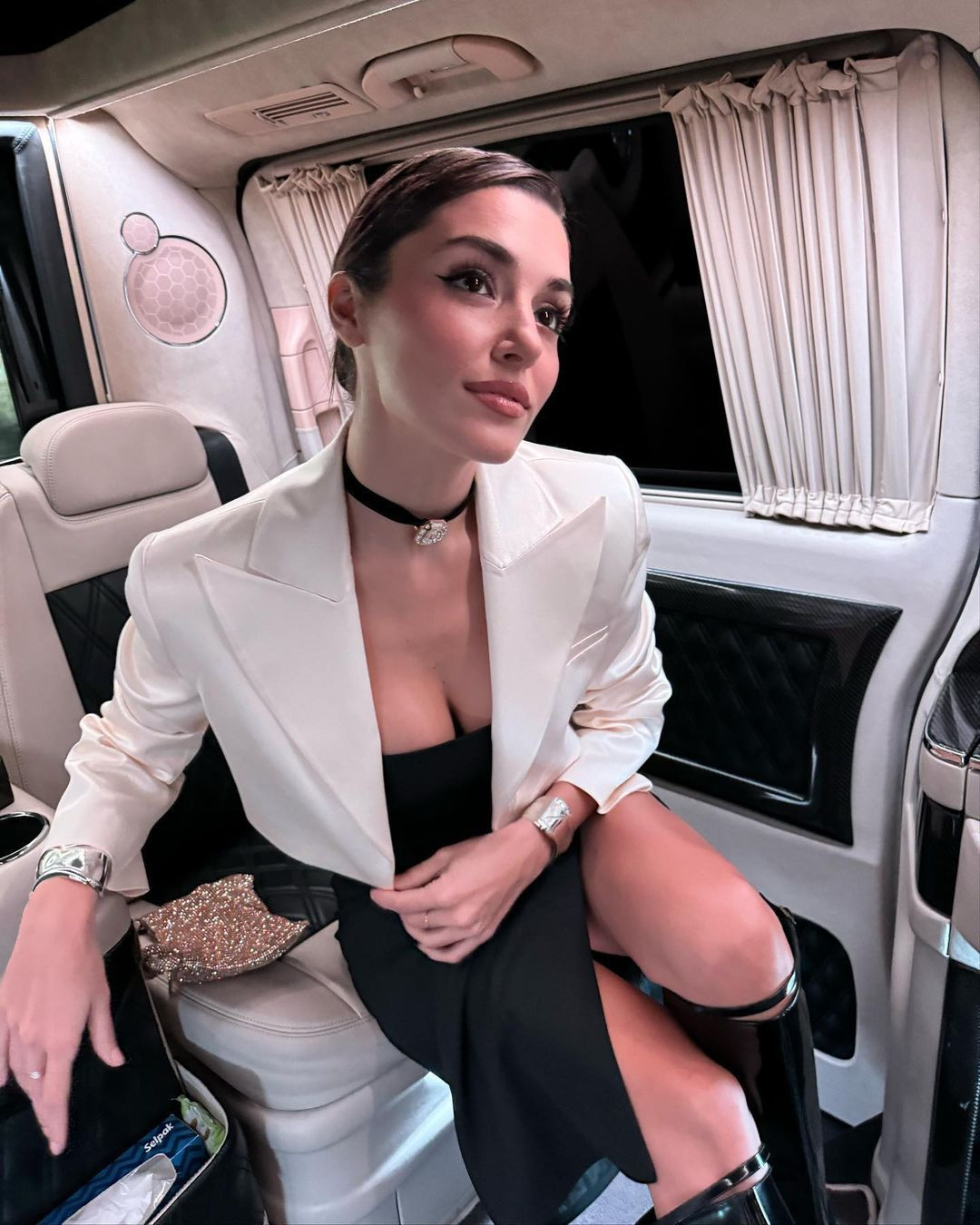 Hande Erçel'in VIP minibüs pozlarına beğeni yağdı - Sayfa 3