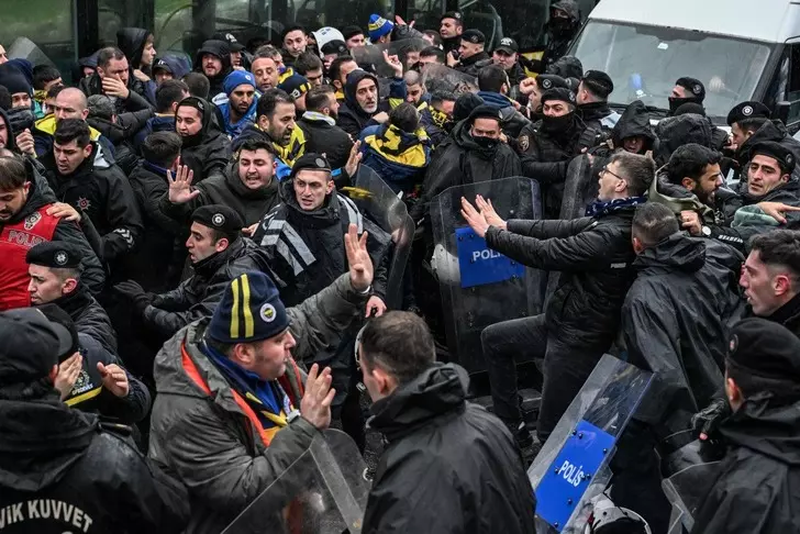 Stadyum önünde büyük gerginlik! Polis, taraftar, arbede... - Sayfa 1