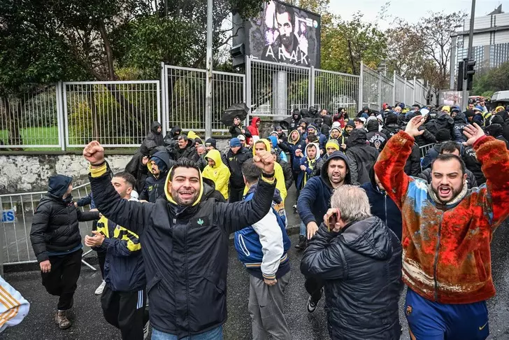 Stadyum önünde büyük gerginlik! Polis, taraftar, arbede... - Sayfa 3