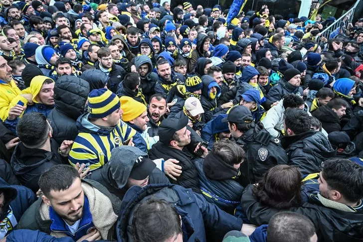 Stadyum önünde büyük gerginlik! Polis, taraftar, arbede... - Sayfa 4