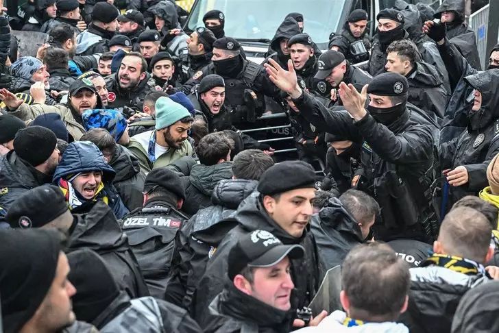 Stadyum önünde büyük gerginlik! Polis, taraftar, arbede... - Sayfa 5