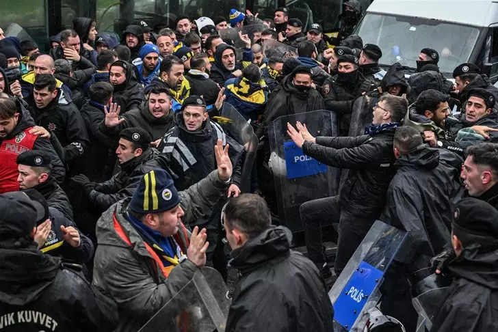 Stadyum önünde büyük gerginlik! Polis, taraftar, arbede... - Sayfa 6