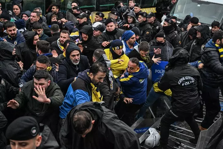 Stadyum önünde büyük gerginlik! Polis, taraftar, arbede... - Sayfa 7