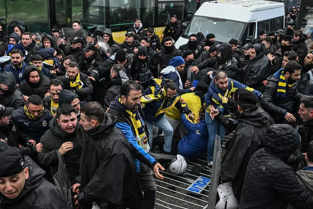 Stadyum önünde büyük gerginlik! Polis, taraftar, arbede... - Sayfa 8