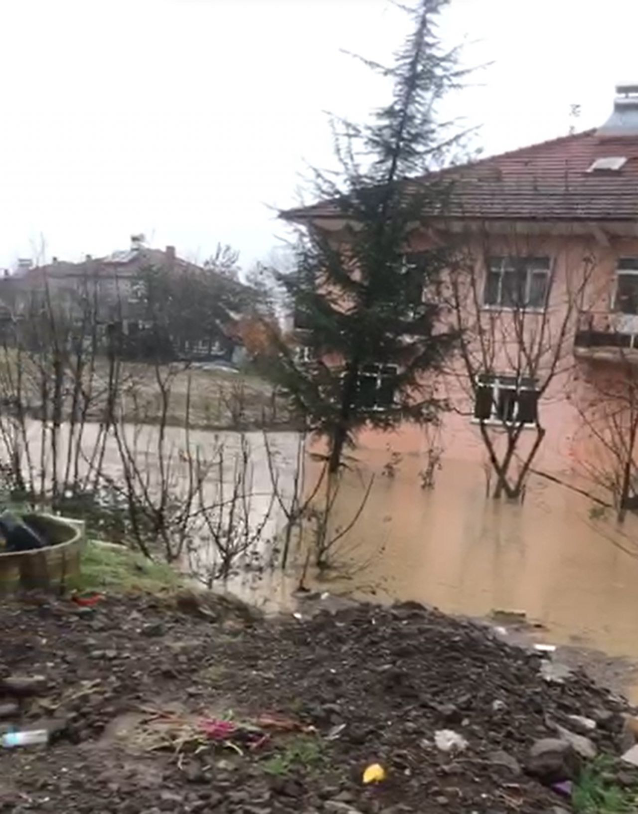 Bir kentimizde peş peşe heyelanlar! Anne ve oğlu arayan ekipler toprak altında kaldı - Sayfa 7