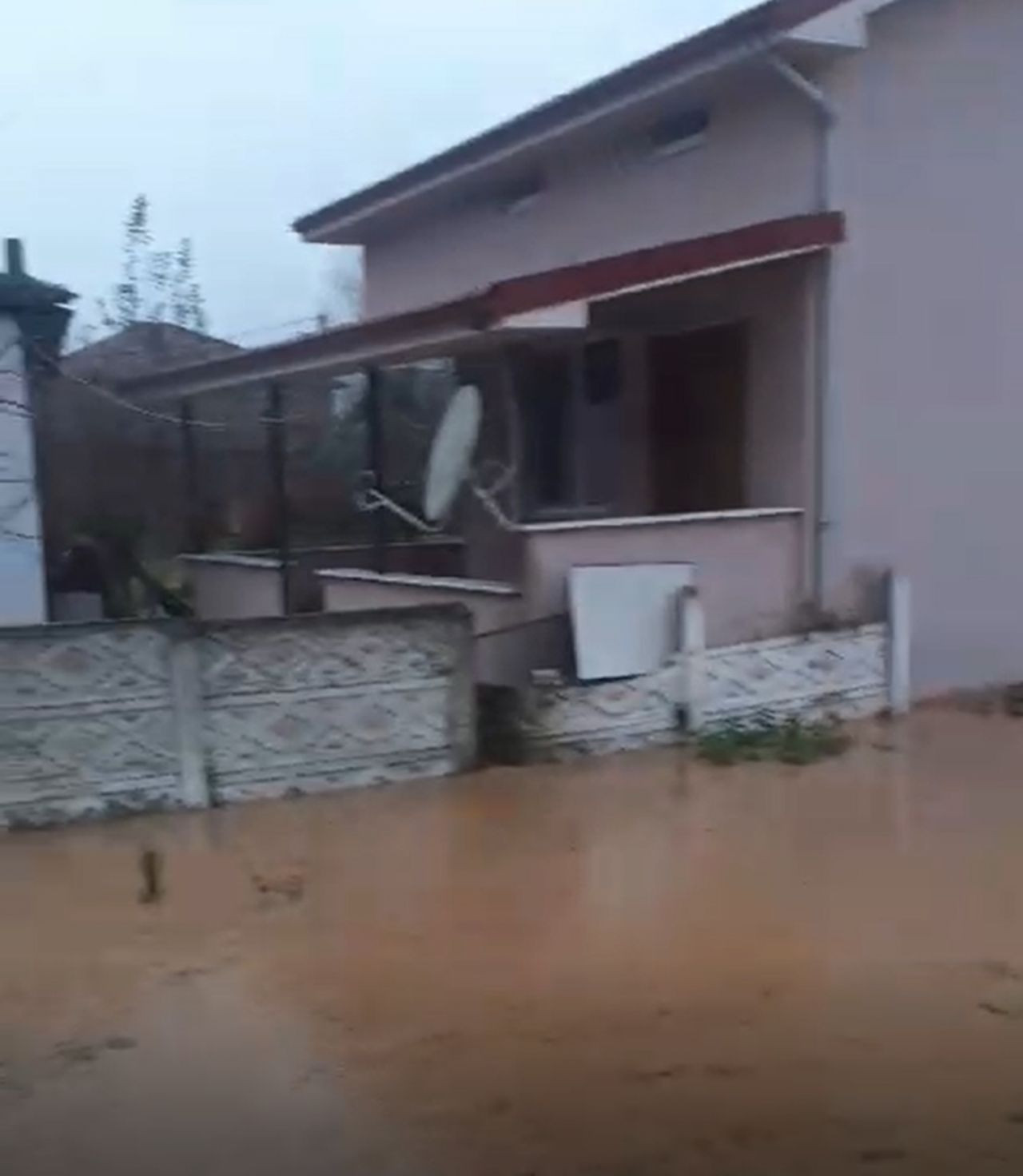 Bir kentimizde peş peşe heyelanlar! Anne ve oğlu arayan ekipler toprak altında kaldı - Sayfa 3