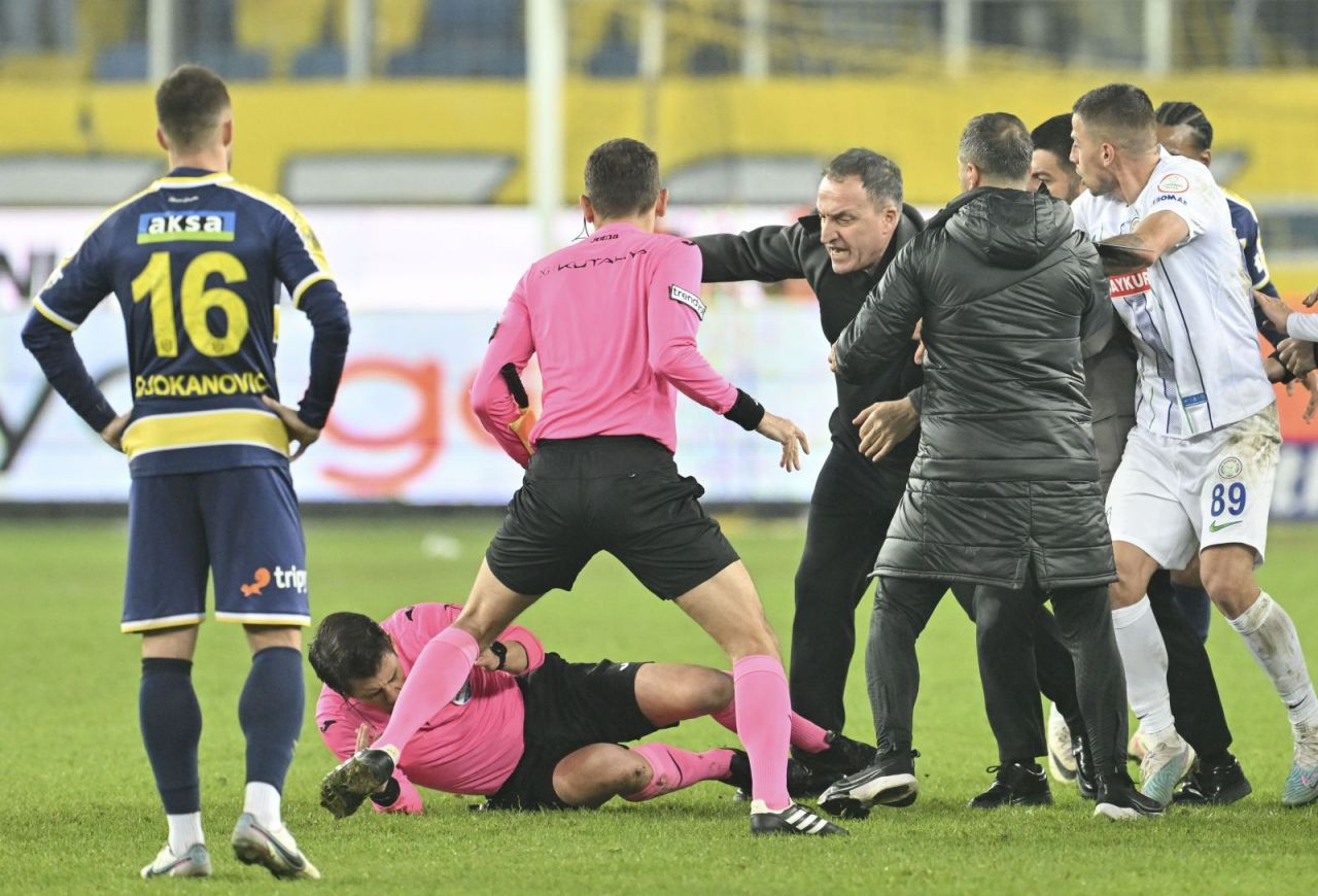 Hakem Halil Umut Meler'e saldırı anları ortaya çıktı! Dehşet verici görüntüler - Sayfa 4