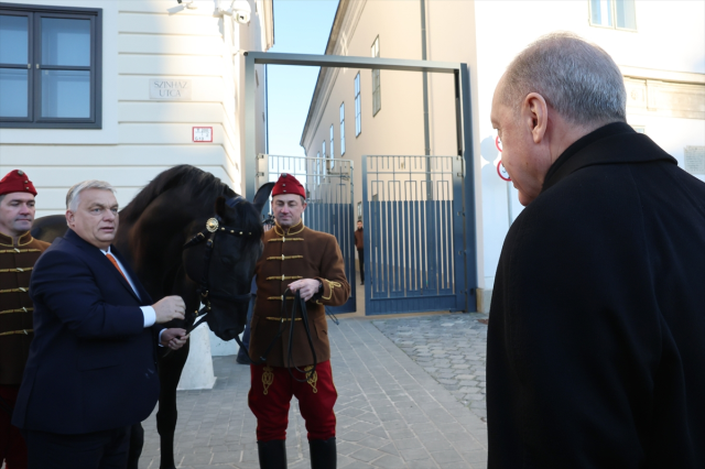 Victor Orban'a Erdoğan'dan Togg jetsi! Aracın plakası olay oldu - Sayfa 4