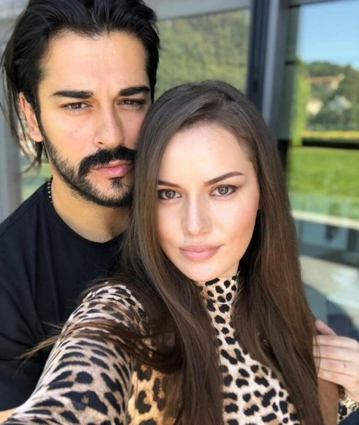 Burak Özçivit ve Fahriye Evcen'den yeni reklam anlaşması! Rakamı duyanın ağzı açık kalıyor... - Sayfa 4