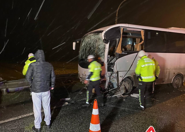 Midibüs ile tur otobüsü çarpıştı: 10'u polis 11 kişi yaralı - Sayfa 3