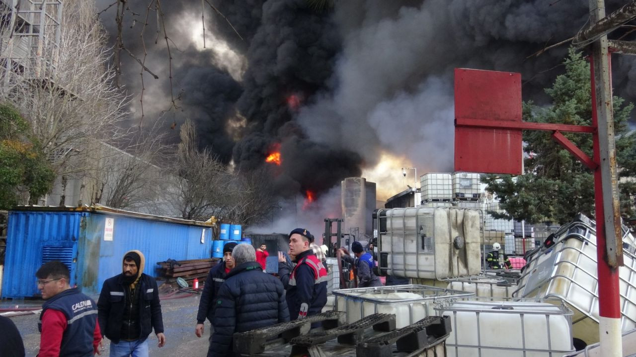 Dev fabrika alevlere teslim oldu! Çok sayıda personel ve araç sahada - Sayfa 6