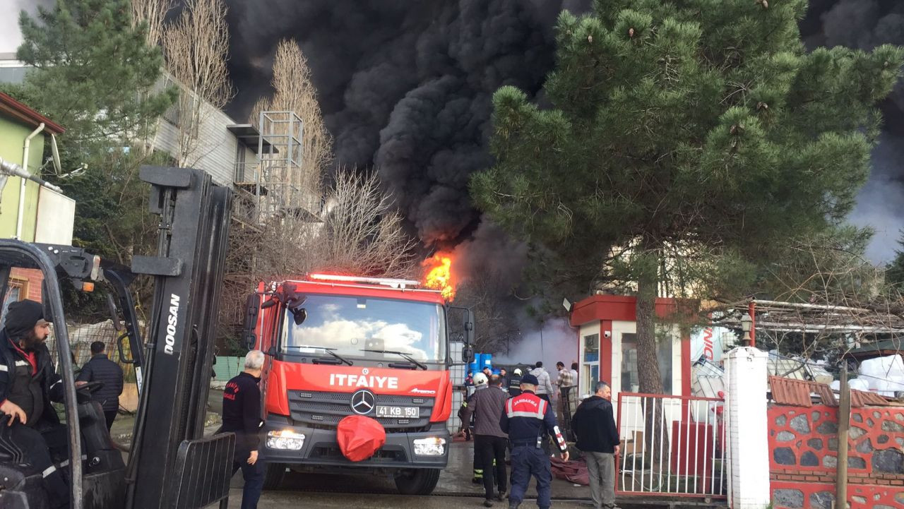 Dev fabrika alevlere teslim oldu! Çok sayıda personel ve araç sahada - Sayfa 2