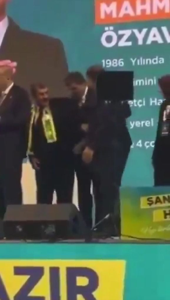 Aday tanıtım toplantısında ilginç anlar! Erdoğan'a yakın durmak için birbirleriyle yarıştılar - Sayfa 1